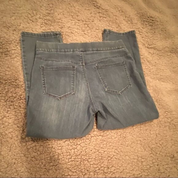 Chico’s Platinum Denim Elastic Waist Capris Sz 6 - Picture 6 of 9